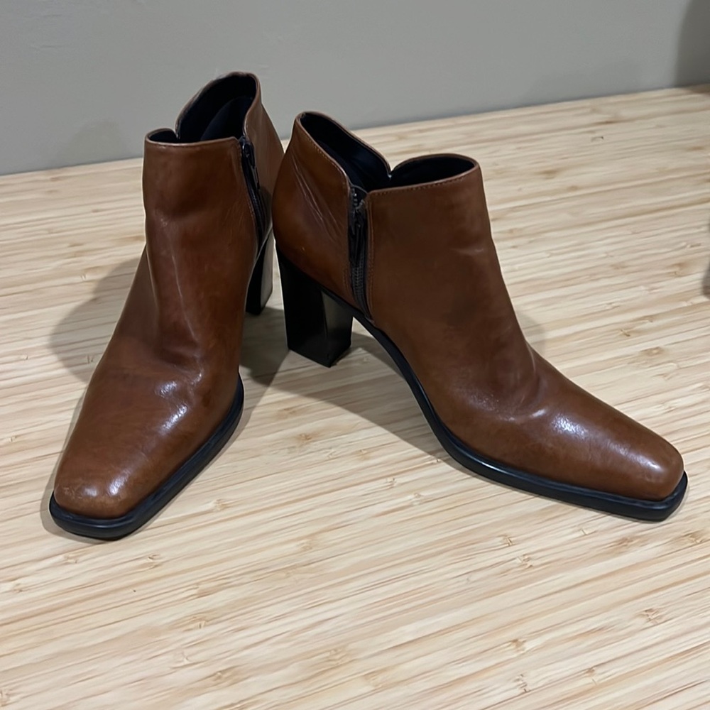 Caressa Brown Leather Ankle Booties//Size 6